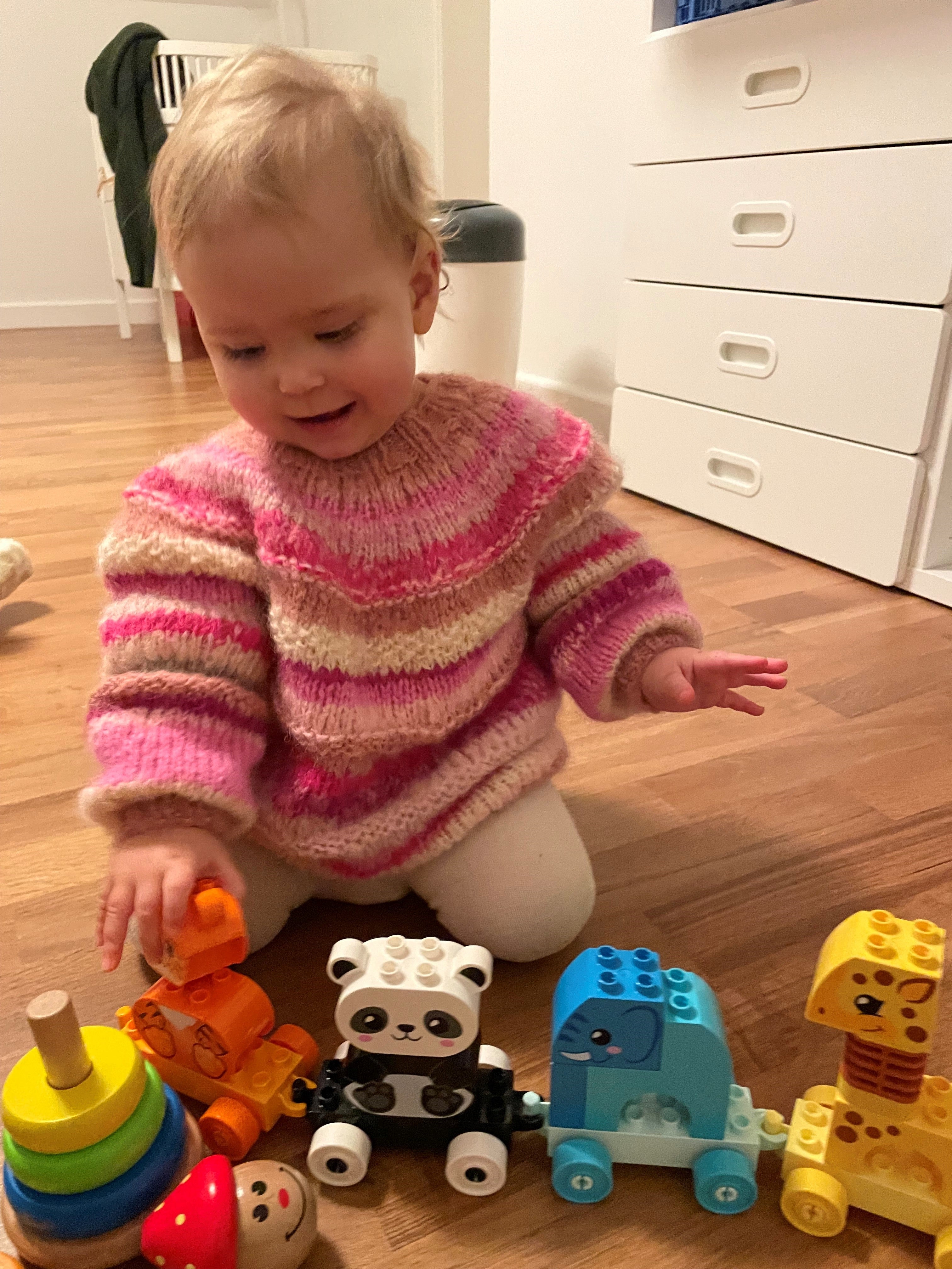 KIT FOR "CHILDREN'S SWEATER HAPPY"